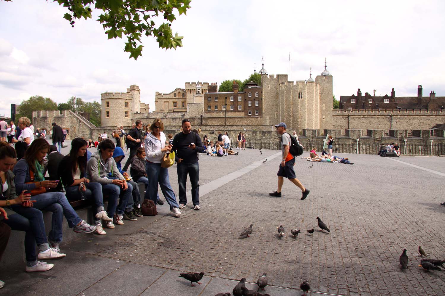 Turistas descansando cerca de la Torre de Londres